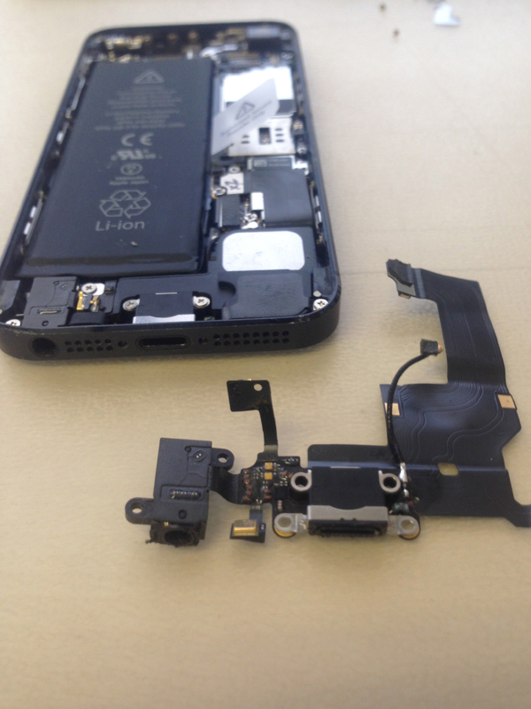 充電出来ないiPhone5のドックコネクター修理ー福岡アイリブ