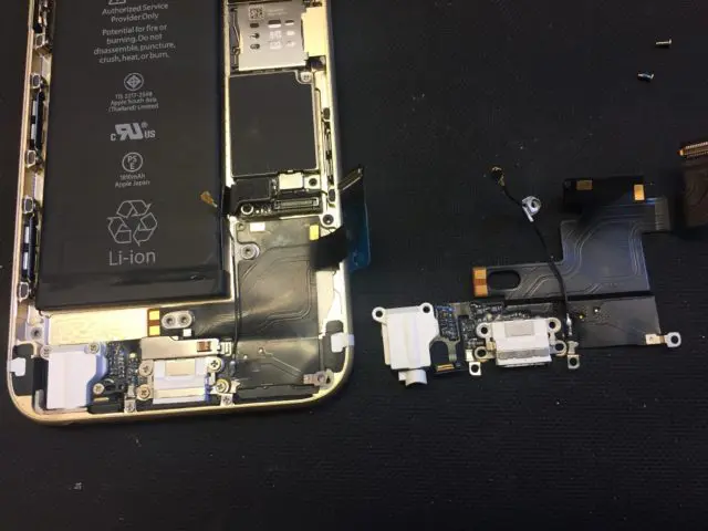 Lightning-iPhone-repair-fukuoka-ilive-hakata