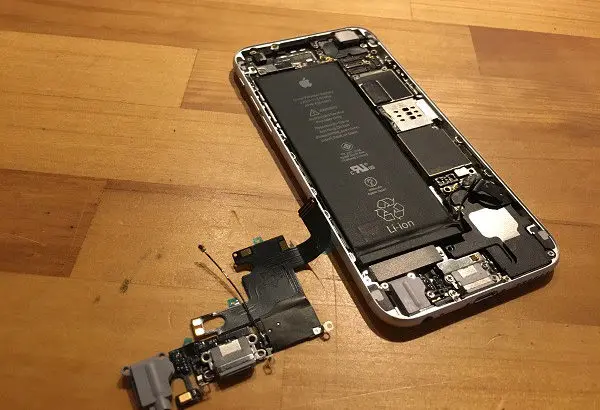 180302-connector-iPhone-repair-ilive-hakata