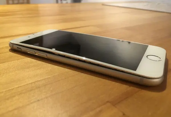 iPhone画面ガラスと本体の間に隙間が！iPhoneバッテリーの膨張の危険！