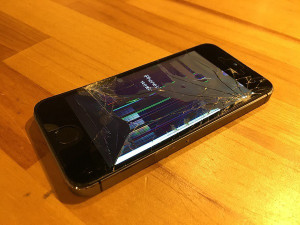 iPhone液晶画面破損によりタッチパネル誤作動！内部データを守るためには？