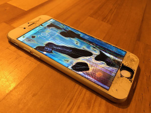 iPhoneの画面ガラスが割れたまま使うのは危険？