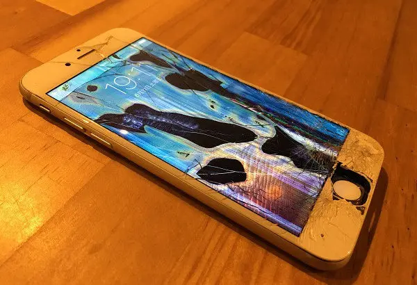 iPhoneの画面ガラスが破損してしまい液晶表示に黒いシミ