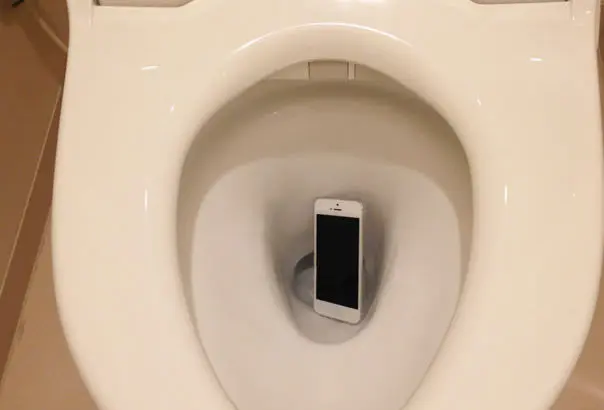 おトイレにiPhoneが落下！水没浸水から数週間経っても修理は可能？