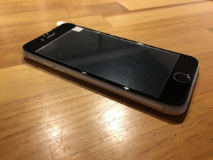 iPhone画面ガラスが割れてしまう！落下等の衝撃から防ぐには？
